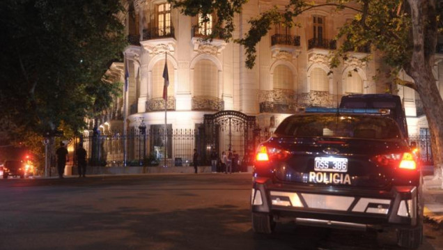 imagen Refuerzan la seguridad en la embajada francesa y en los aeropuertos argentinos