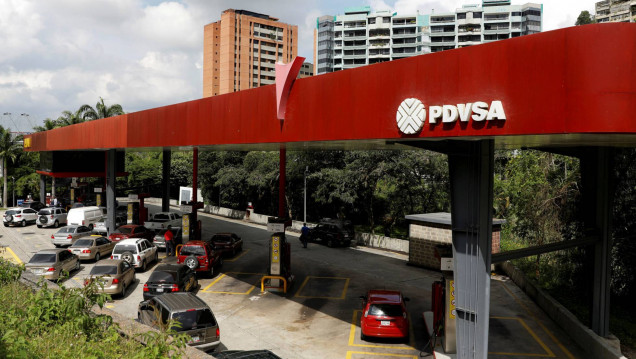 imagen Histórico: ponen tope a la venta de combustible en Venezuela por escasez