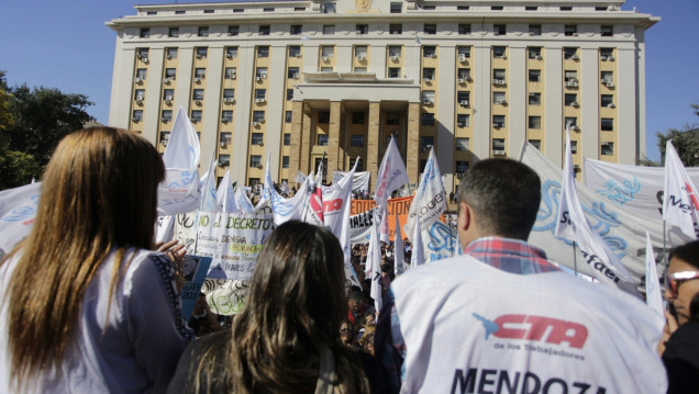 imagen Dos centrales sindicales pararán el lunes en Mendoza