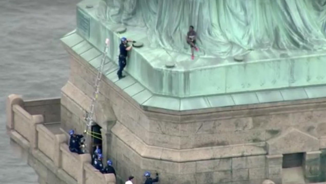 imagen Protesta por política migratoria: mujer intenta escalar la Estatua de la Libertad