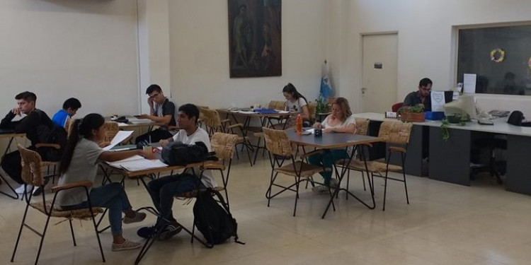 La Biblioteca San Martín florece: con aire, WiFi, más libros y colmada de estudiantes