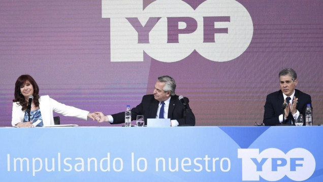imagen "Administrar tensiones": Alberto Fernández y Cristina Fernández, juntos por los 100 años de YPF