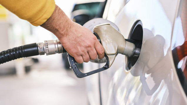 imagen Combustibles: YPF aumentó 6% las naftas y el gasoil