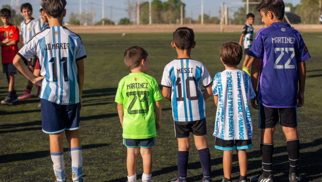 imagen Furor posmundial en las infancias: canchitas de fútbol "explotadas", los nuevos superhéroes y la contracara del éxito