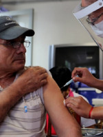 Un estudio argentino demostró que la protección de vacunas contra la COVID-19 disminuye a los seis meses