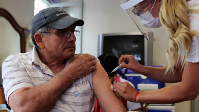 imagen Coronavirus: comenzaron a aplicar el tercer refuerzo de la vacuna en todo el país