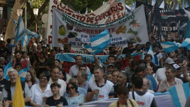 imagen Marchas en Mendoza contra las reformas de Macri y Cornejo 