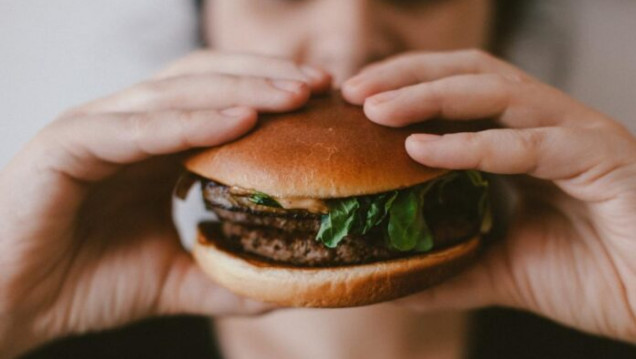 imagen El Foro de Davos llamó a comer menos hamburguesas para reducir la contaminación y hubo reacción argentina
