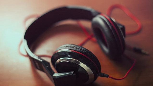 imagen Mil millones de jóvenes pueden perder la audición por escuchar música alta: consejos para cambiar de hábitos
