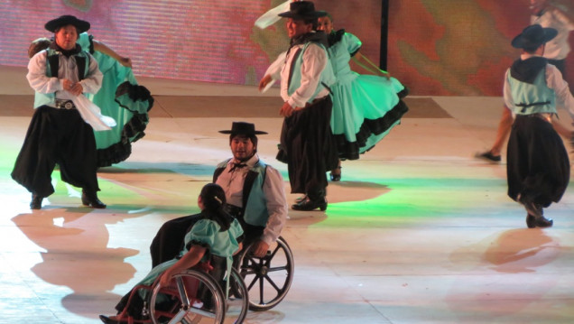 imagen Por primera vez, el acto central tuvo bailarines en sillas de ruedas