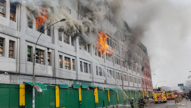 imagen Incendio fuera de control en una galería comercial de Lima