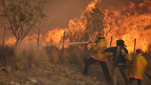 imagen Se reavivó el fuego y hay más de cien evacuados en San Luis