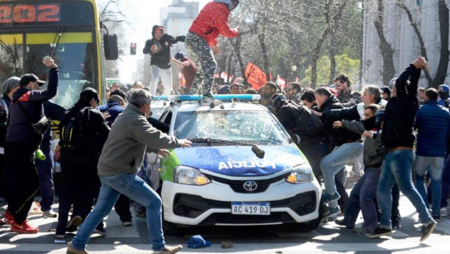 imagen Violentos incidentes en una protesta en la Casa de Gobierno bonaerense