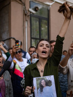 Irán eliminó la Policía de la moral pero para los grupos opositores la medida es insuficiente