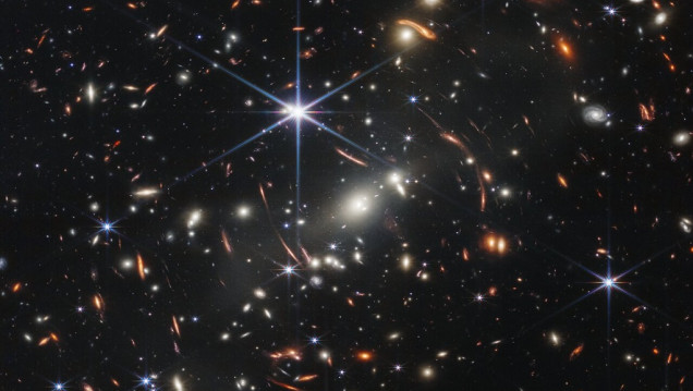 imagen El telescopio James Webb mostró la imagen infrarroja más profunda del universo 