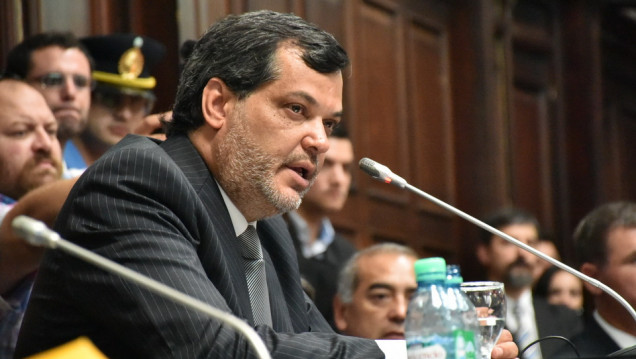 imagen Pérez paga los sueldos de noviembre con plata del gobernador electo Cornejo
