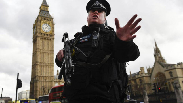 imagen Londres: apuñalan a un policía y atropellan a cuatro personas en la vereda del Parlamento