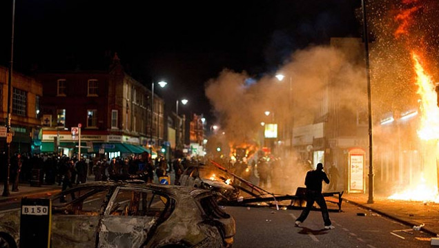 imagen Quinto muerto en el Reino Unido por los disturbios