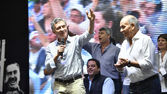 imagen Junto al Momo Venegas, Macri anunció "empalme" para salir de los planes