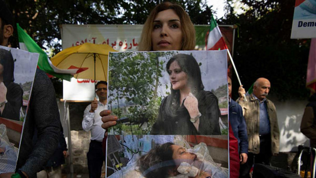 imagen "¡Mujer, vida, libertad!": iraníes queman el hiyab y se cortan el pelo por la muerte de una joven detenida
