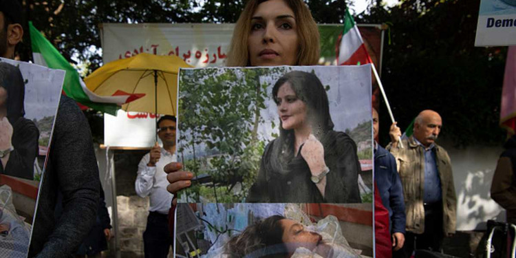 "¡Mujer, vida, libertad!": iraníes queman el hiyab y se cortan el pelo por la muerte de una joven detenida