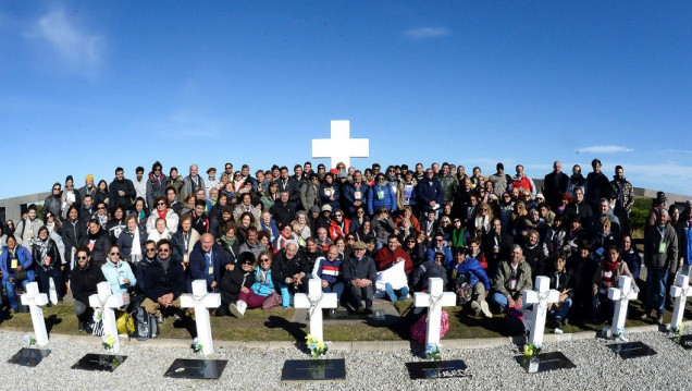 imagen Emotiva ceremonia a los soldados argentinos que ya tienen tumbas con sus nombres
