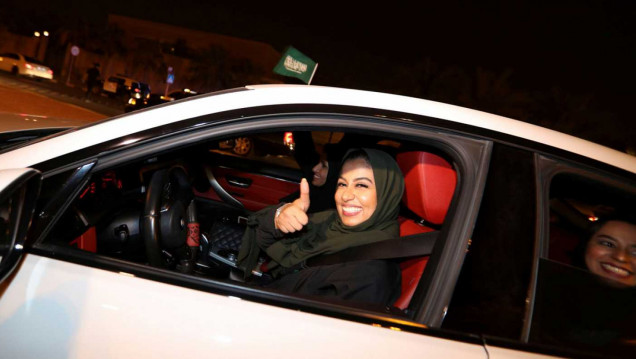 imagen Por fin las mujeres saudíes pueden conducir vehículos