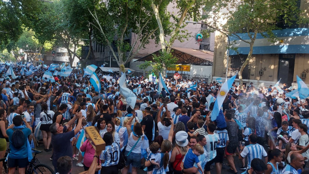 imagen Locura en Mendoza: la hinchada argentina salió a celebrar el pase a la final