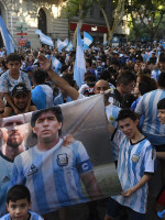 Policías lesionados y 25 personas detenidas por desmanes en medio de los festejos en Mendoza