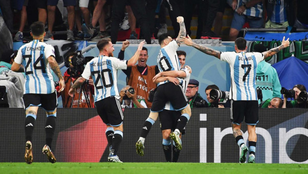 imagen Corazón al límite: Argentina pasó a cuartos con buen fútbol pero sufrió hasta el tiro del final