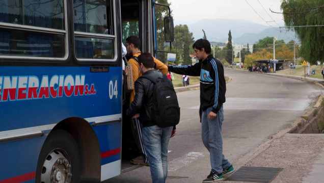imagen Vandalismo en Mendoza: entre seis y siete micros son apedreados por día