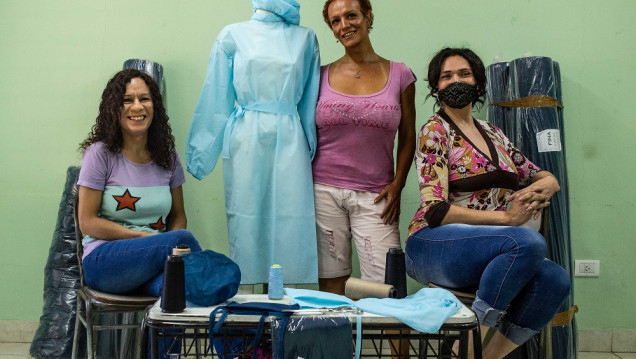 imagen La historia de dos mujeres trans que pusieron en funcionamiento una fábrica textil con la ayuda de una monja