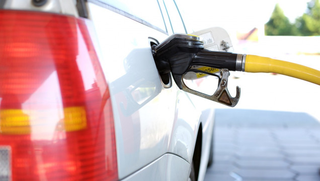 imagen Niegan restricciones en la venta de combustibles