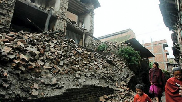 imagen Al menos 63 de muertos por terremoto en frontera entre India y Nepal