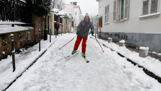 imagen Esquían en las calles de París tras una histórica nevada