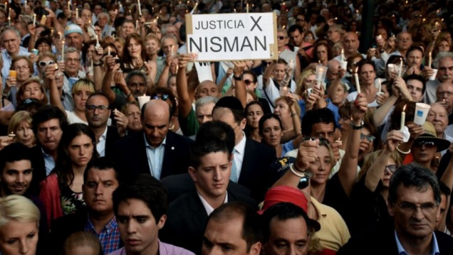 imagen Velas encendidas para recordar a Nisman