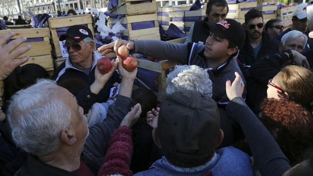 imagen En dos horas se acabó la fruta que daban en Plaza de Mayo