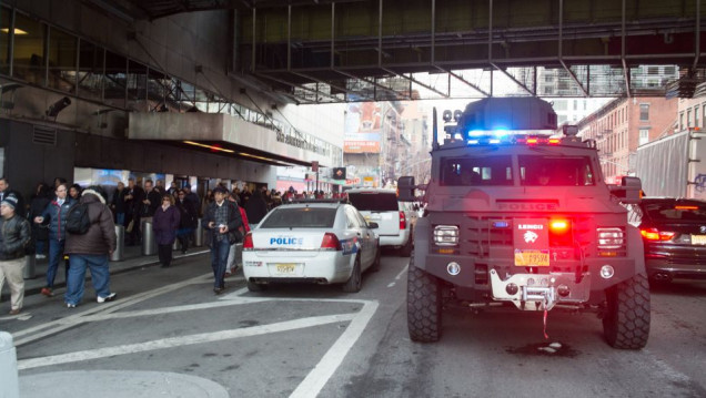 imagen Alarma en Nueva York: evacúan tres líneas de metro por explosión