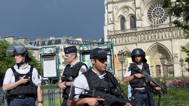 imagen Tras un tiroteo, 900 personas están atrapadas en la catedral de Notre Dame