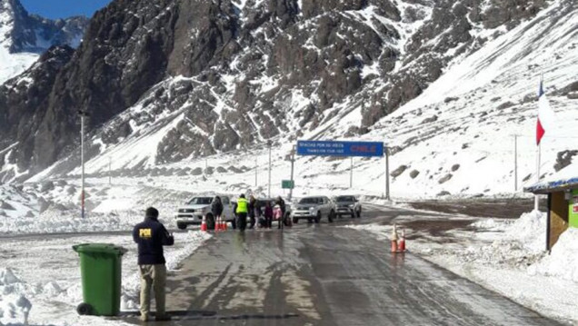 imagen El cruce a Chile sigue cerrado y ahora el problema son los camiones abandonados en la ruta