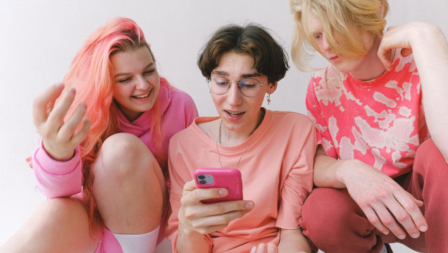 imagen Facebook e Instagram prohibirán segmentar por género los anuncios dirigidos a adolescentes