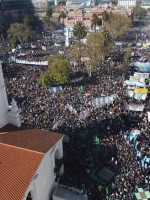 La Plaza de Mayo se colmó en "defensa de la democracia"