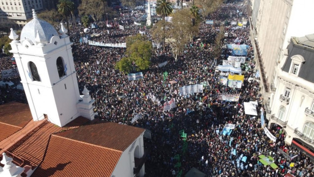 imagen La Plaza de Mayo se colmó en "defensa de la democracia"