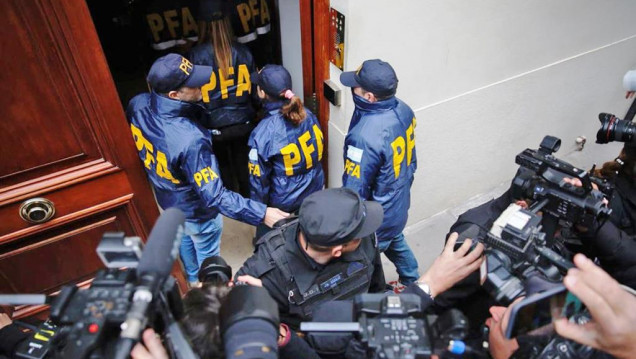 imagen Allanamientos a CFK: más de 4 horas de intensos operativos