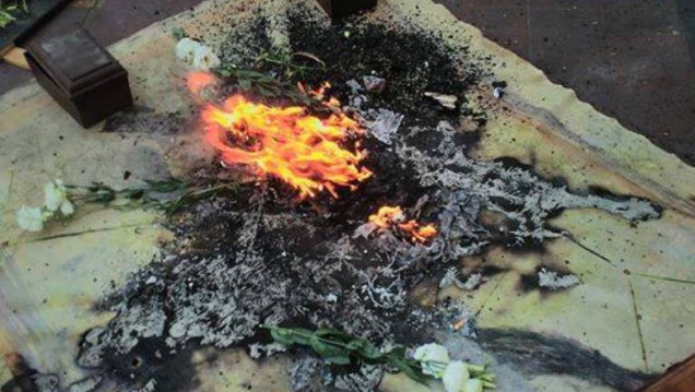 imagen Artistas mendocinos quemaron obras en señal de protesta