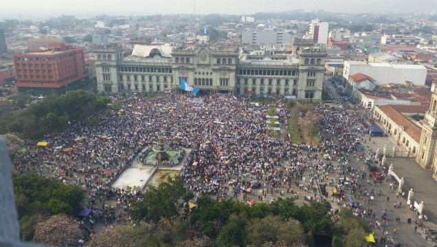 imagen Miles de guatemaltecos piden en las calles la renuncia del presidente