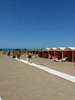 Playas accesibles: la primera carpa para personas electrodependientes está en Mar del Plata