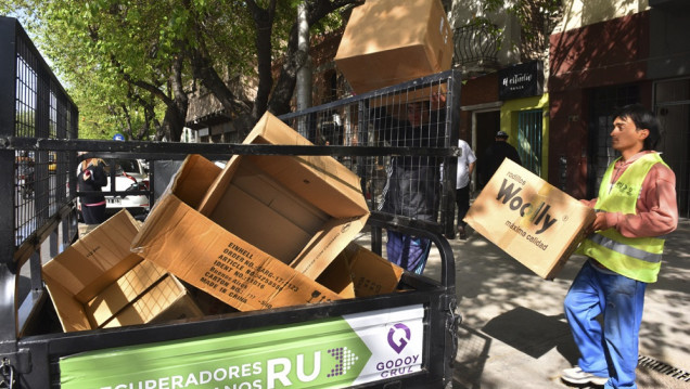 imagen La importación de cartón amenaza la actividad de quienes se dedican al reciclaje urbano