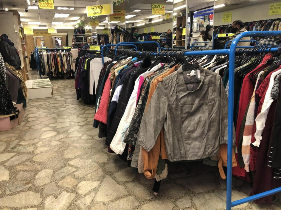 sequía Morbosidad Viscoso Las tiendas de ropa usada crecen como alternativa para ahorrar y alivianar  el impacto de la industria textil - Unidiversidad - sitio de noticias UNCUYO