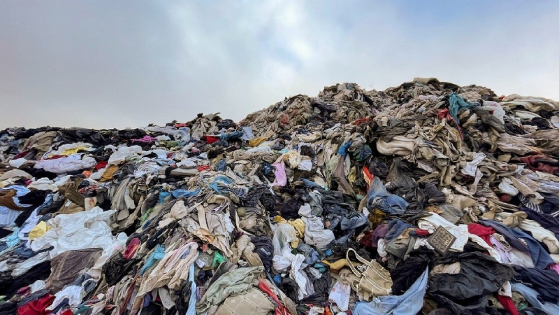 Cómo se formaron las montañas de ropa usada en el desierto de Atacama - Unidiversidad - de noticias UNCUYO